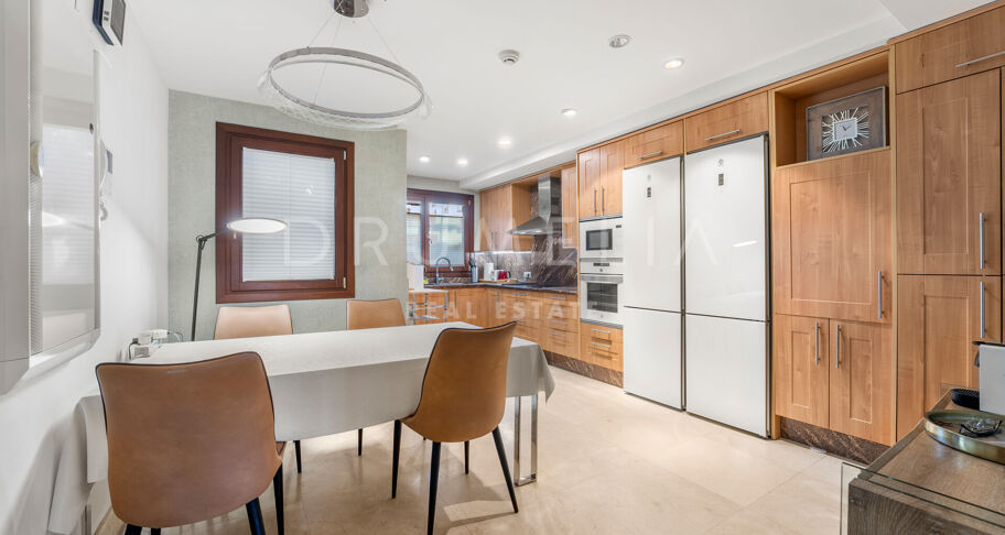 Stunning 4-Bedroom Apartment in the Beachfront Residential Mar Azul, Estepona