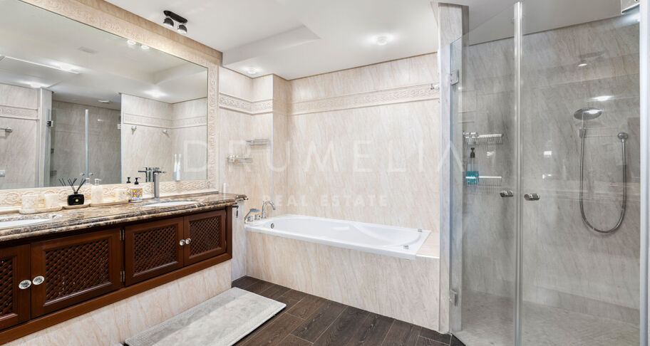 Stunning 4-Bedroom Apartment in the Beachfront Residential Mar Azul, Estepona