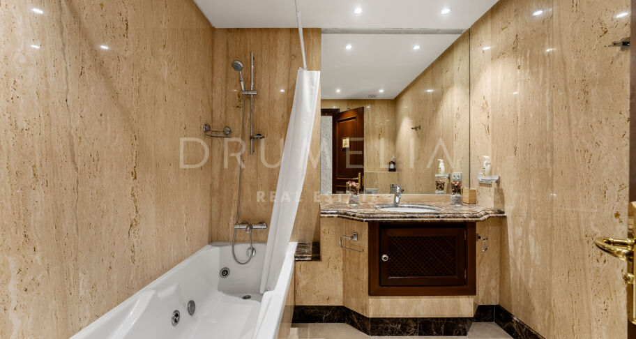 Stunning 4-Bedroom Apartment in the Beachfront Residential Mar Azul, Estepona