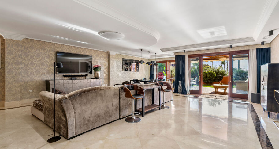 Stunning 4-Bedroom Apartment in the Beachfront Residential Mar Azul, Estepona