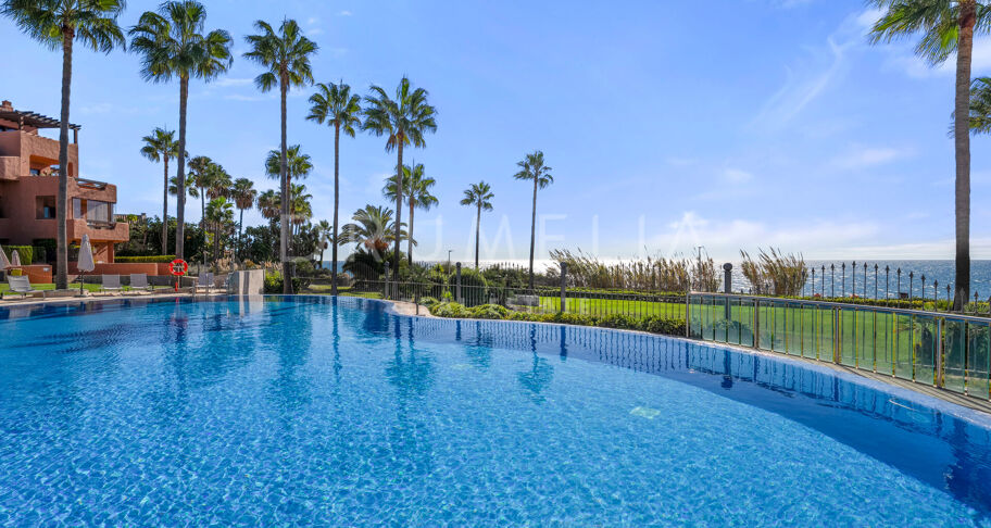 Stunning 4-Bedroom Apartment in the Beachfront Residential Mar Azul, Estepona