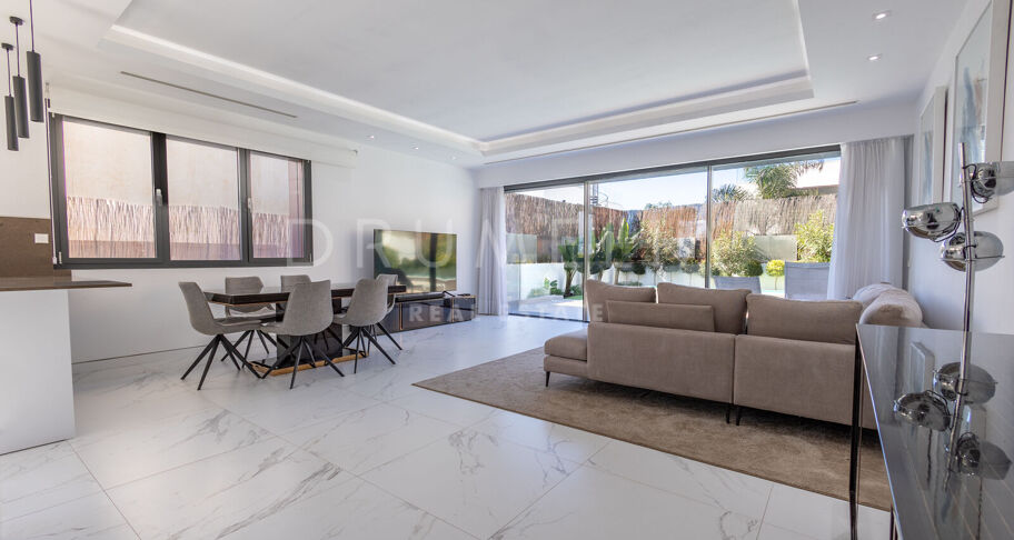 Luxueuse villa moderne près de la plage avec piscine privée et jacuzzi sur le toit, Marbella Golden Mile