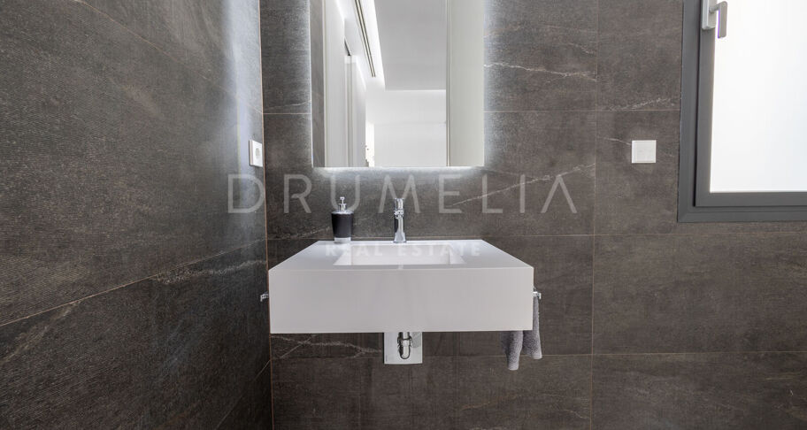 Luxueuse villa moderne près de la plage avec piscine privée et jacuzzi sur le toit, Marbella Golden Mile