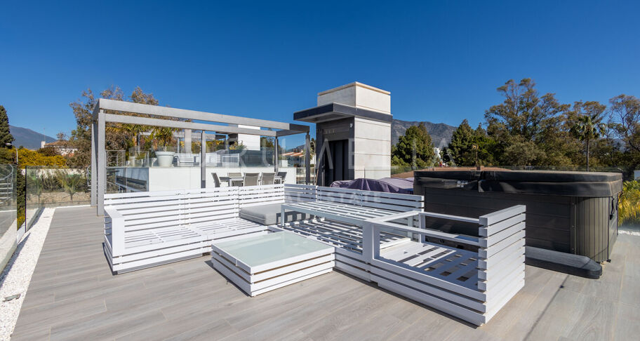 Luxueuse villa moderne près de la plage avec piscine privée et jacuzzi sur le toit, Marbella Golden Mile