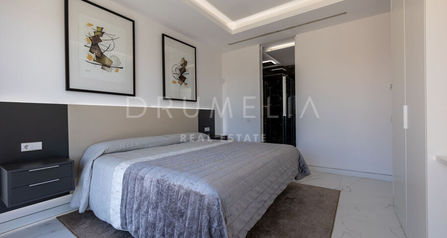 Luxueuse villa moderne près de la plage avec piscine privée et jacuzzi sur le toit, Marbella Golden Mile