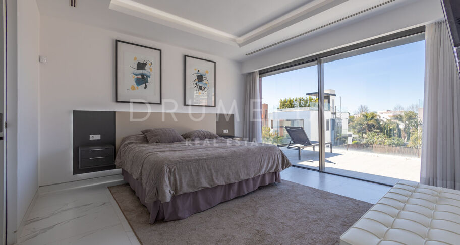 Luxueuse villa moderne près de la plage avec piscine privée et jacuzzi sur le toit, Marbella Golden Mile