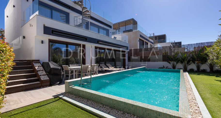 Luxueuse villa moderne près de la plage avec piscine privée et jacuzzi sur le toit, Marbella Golden Mile