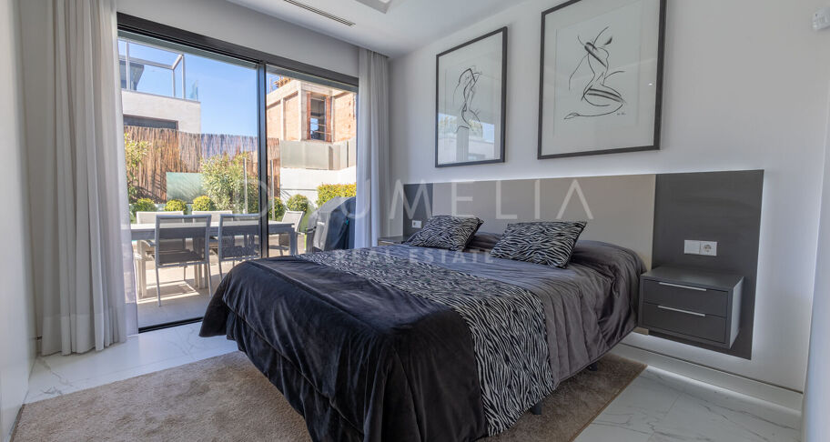 Luxueuse villa moderne près de la plage avec piscine privée et jacuzzi sur le toit, Marbella Golden Mile