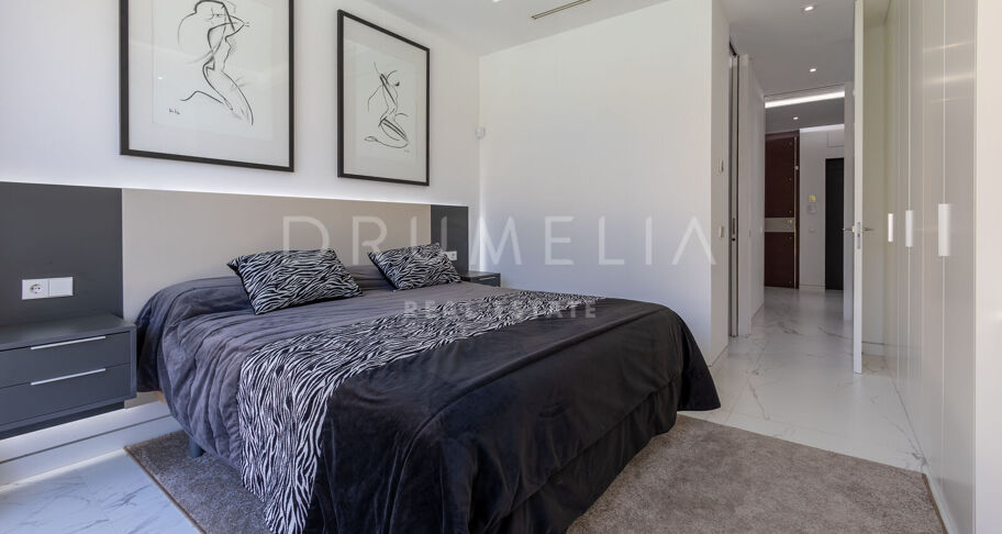 Luxueuse villa moderne près de la plage avec piscine privée et jacuzzi sur le toit, Marbella Golden Mile