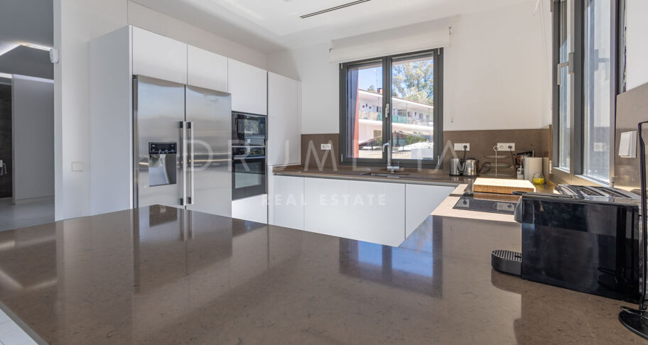 Luxueuse villa moderne près de la plage avec piscine privée et jacuzzi sur le toit, Marbella Golden Mile