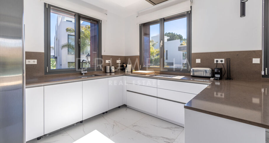 Luxueuse villa moderne près de la plage avec piscine privée et jacuzzi sur le toit, Marbella Golden Mile