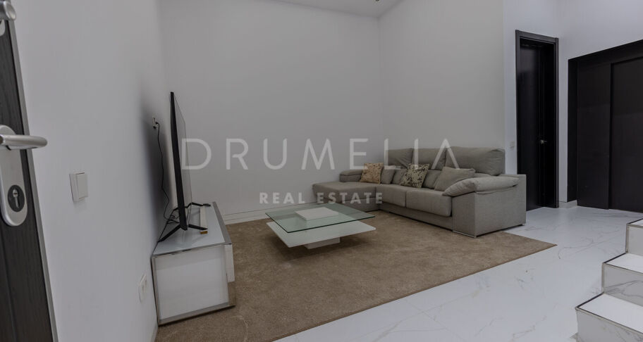 Luxueuse villa moderne près de la plage avec piscine privée et jacuzzi sur le toit, Marbella Golden Mile