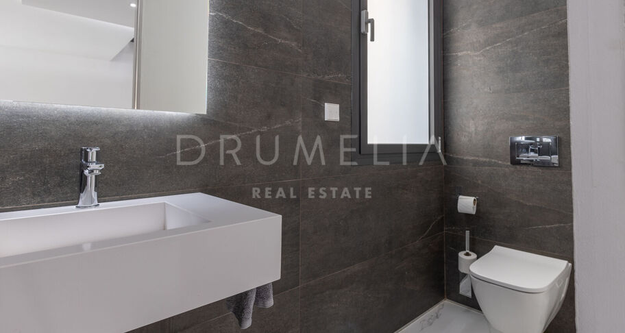 Luxueuse villa moderne près de la plage avec piscine privée et jacuzzi sur le toit, Marbella Golden Mile