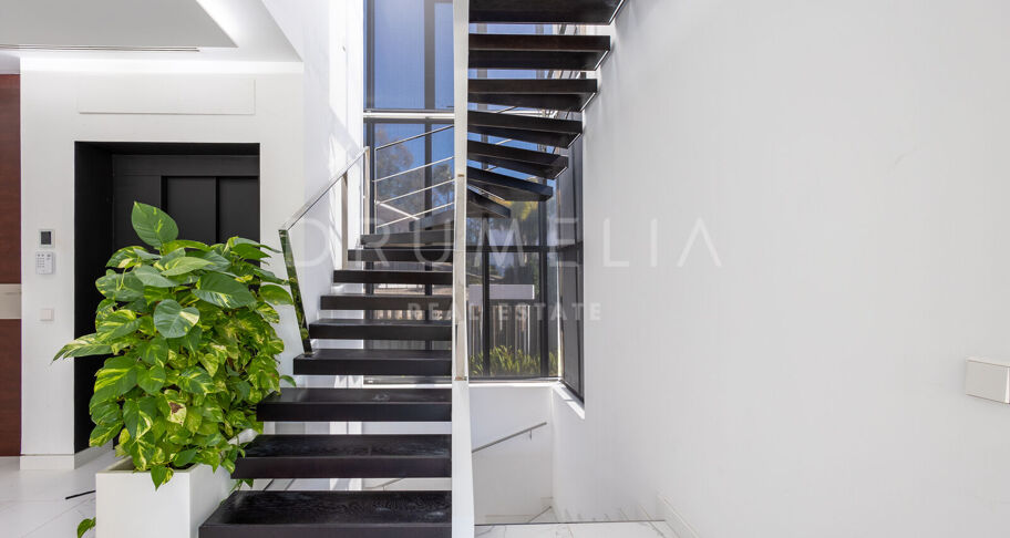 Luxueuse villa moderne près de la plage avec piscine privée et jacuzzi sur le toit, Marbella Golden Mile