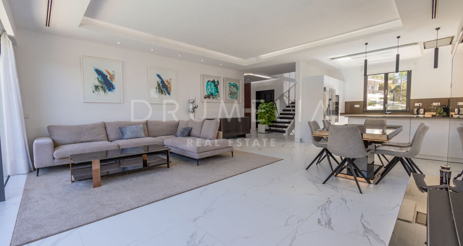 Luxueuse villa moderne près de la plage avec piscine privée et jacuzzi sur le toit, Marbella Golden Mile