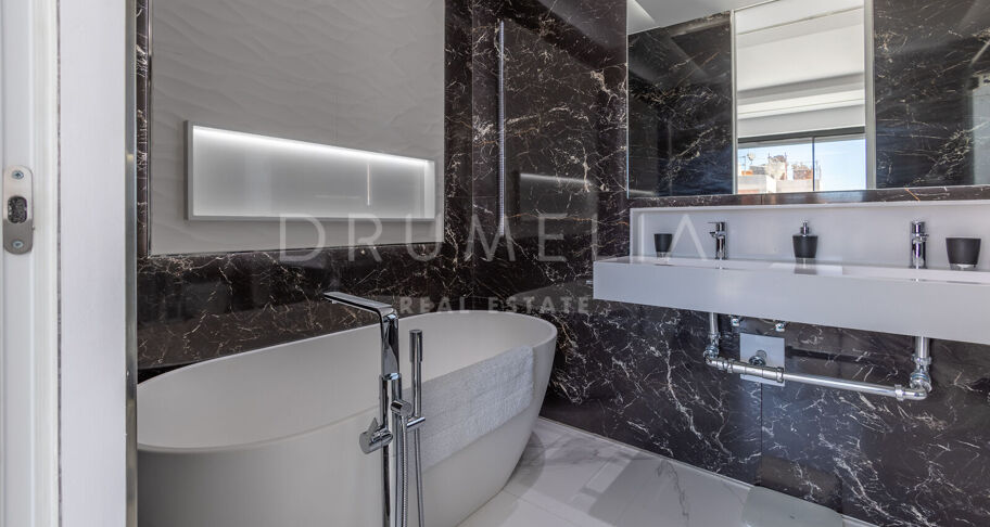 Luxueuse villa moderne près de la plage avec piscine privée et jacuzzi sur le toit, Marbella Golden Mile