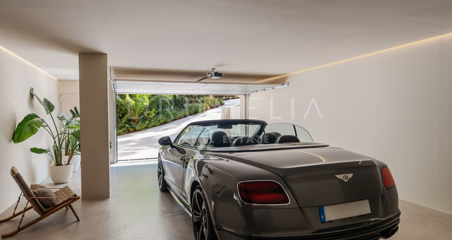 VILLA SERENA - Luxury home with magnificent sea views in La Zagaleta, Benahavis