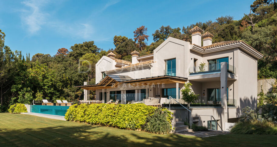 VILLA SERENA - Luxury home with magnificent sea views in La Zagaleta, Benahavis