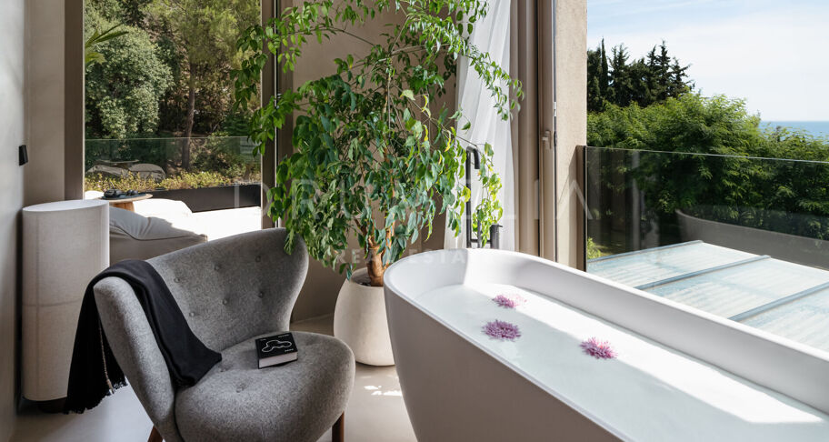 VILLA SERENA - Luxury home with magnificent sea views in La Zagaleta, Benahavis