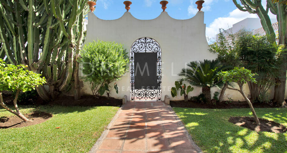 Koloniale villa met 5 slaapkamers en dubbele kavel in San Pedro Playa