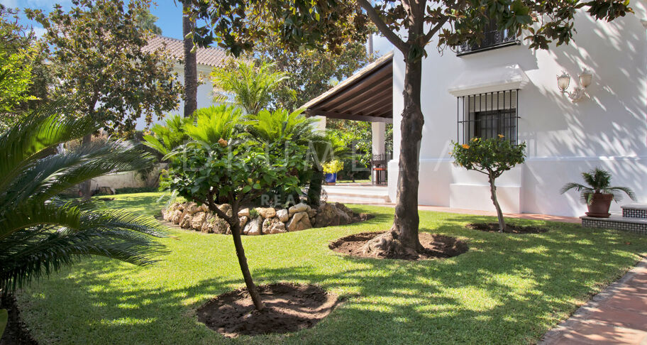 Koloniale villa met 5 slaapkamers en dubbele kavel in San Pedro Playa