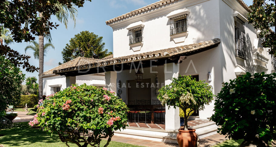 Koloniale villa met 5 slaapkamers en dubbele kavel in San Pedro Playa
