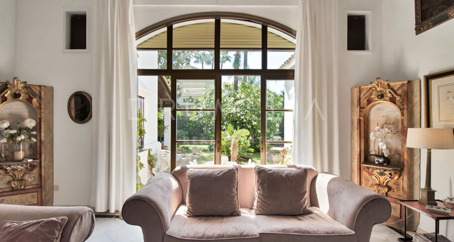 Koloniale villa met 5 slaapkamers en dubbele kavel in San Pedro Playa