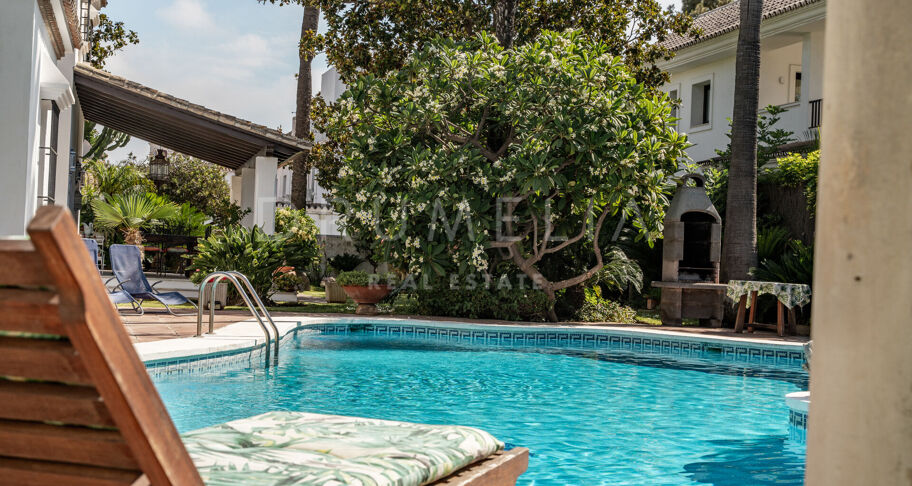 Koloniale villa met 5 slaapkamers en dubbele kavel in San Pedro Playa