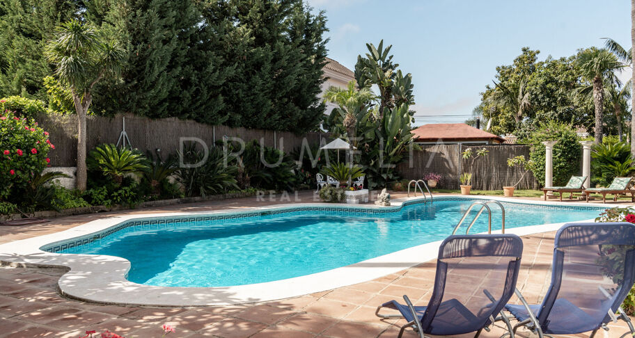 Koloniale villa met 5 slaapkamers en dubbele kavel in San Pedro Playa