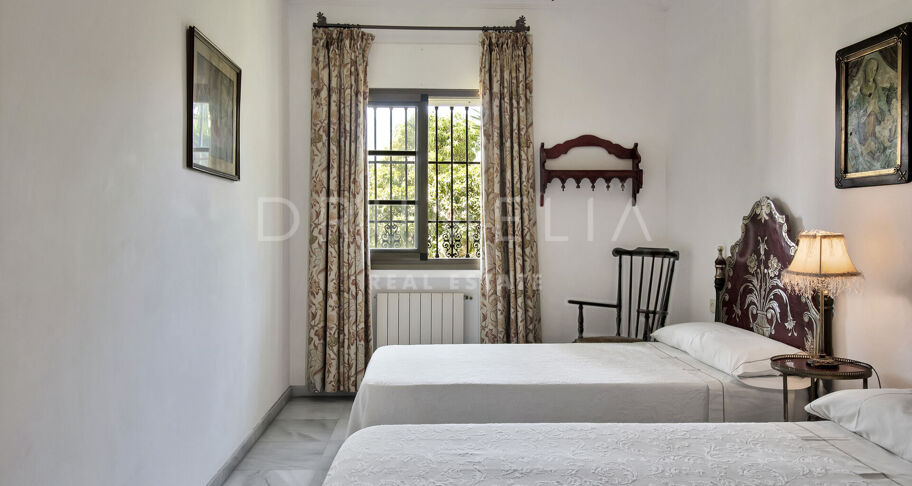 Koloniale villa met 5 slaapkamers en dubbele kavel in San Pedro Playa