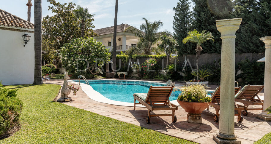 Koloniale villa met 5 slaapkamers en dubbele kavel in San Pedro Playa