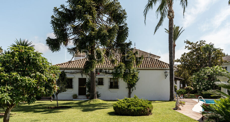 Koloniale villa met 5 slaapkamers en dubbele kavel in San Pedro Playa