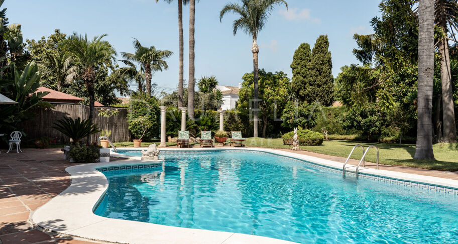 Koloniale villa met 5 slaapkamers en dubbele kavel in San Pedro Playa
