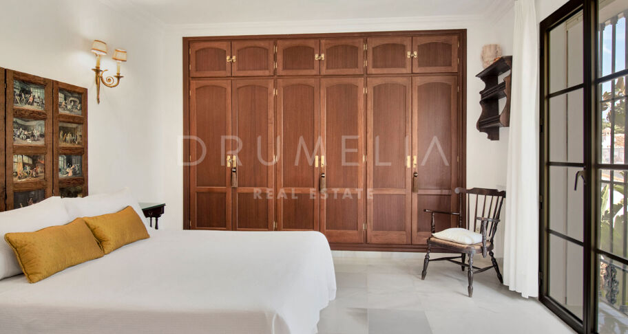 Koloniale villa met 5 slaapkamers en dubbele kavel in San Pedro Playa