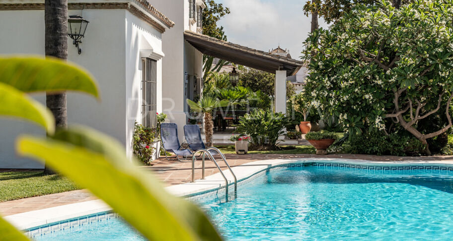Koloniale villa met 5 slaapkamers en dubbele kavel in San Pedro Playa