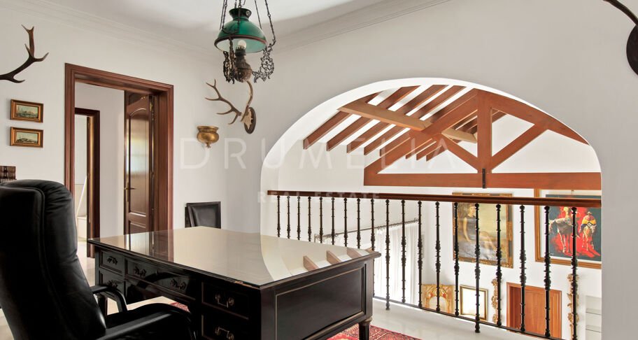 Koloniale villa met 5 slaapkamers en dubbele kavel in San Pedro Playa