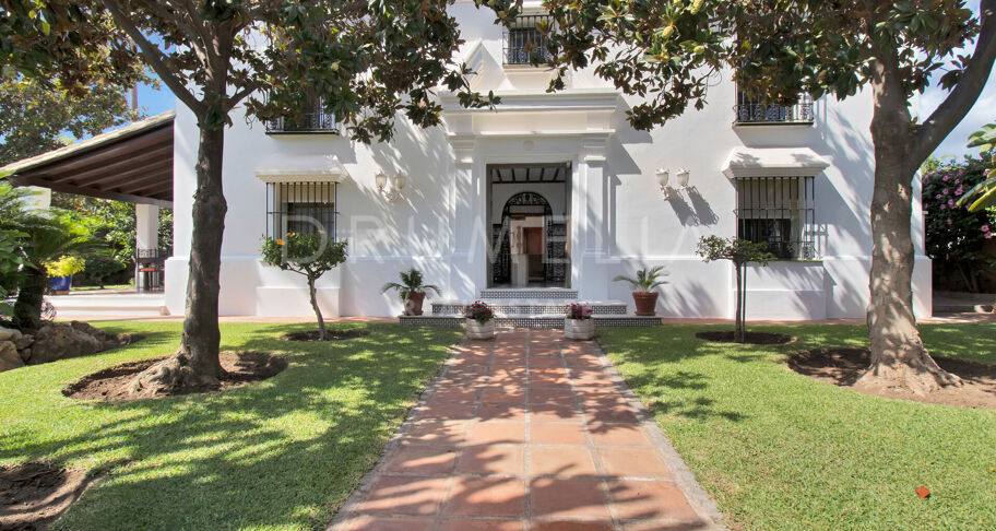 Koloniale villa met 5 slaapkamers en dubbele kavel in San Pedro Playa