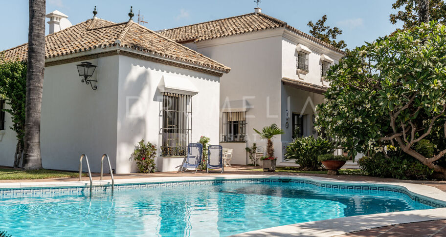 Koloniale villa met 5 slaapkamers en dubbele kavel in San Pedro Playa