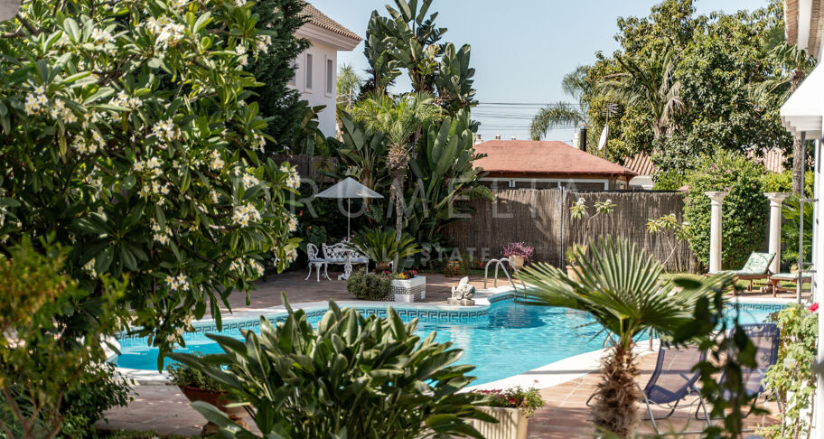 Koloniale villa met 5 slaapkamers en dubbele kavel in San Pedro Playa