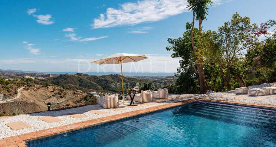 Elegant Andalusisk Villa med Havsutsikt i El Madroñal, Benahavís