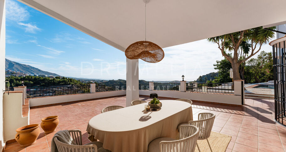 Elegant Andalusisk Villa med Havsutsikt i El Madroñal, Benahavís