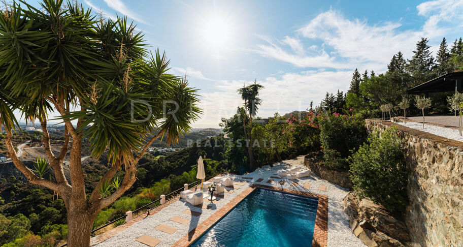 Elegant Andalusisk Villa med Havsutsikt i El Madroñal, Benahavís