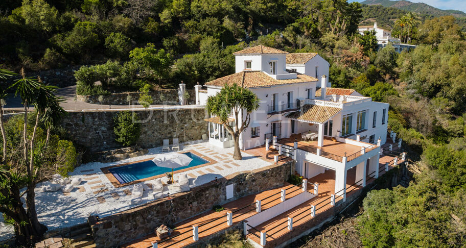 Elegant Andalusisk Villa med Havsutsikt i El Madroñal, Benahavís