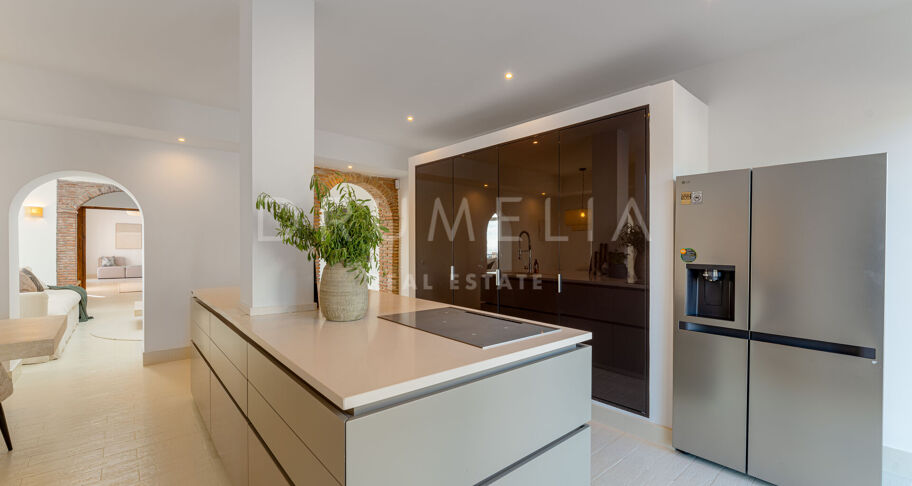 Elegant Andalusisk Villa med Havsutsikt i El Madroñal, Benahavís