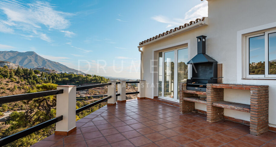 Elegant Andalusisk Villa med Havsutsikt i El Madroñal, Benahavís