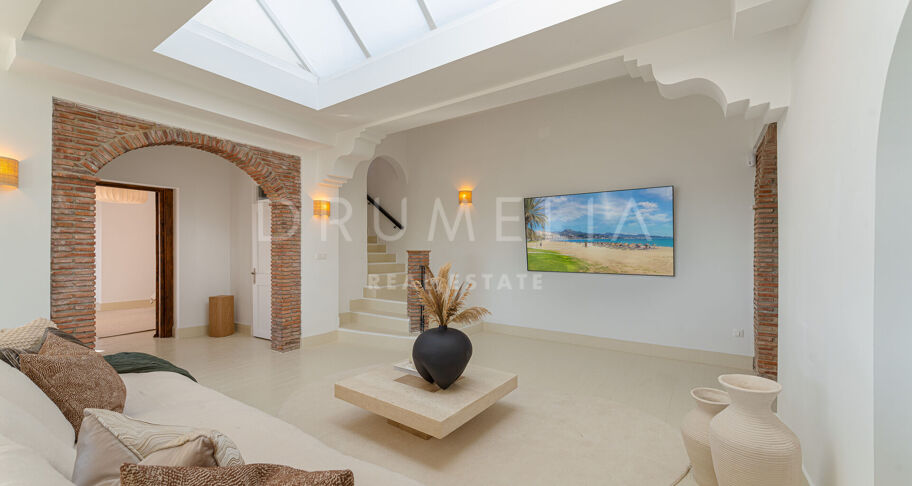 Elegant Andalusisk Villa med Havsutsikt i El Madroñal, Benahavís