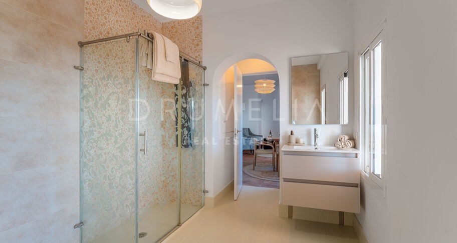 Elegant Andalusisk Villa med Havsutsikt i El Madroñal, Benahavís