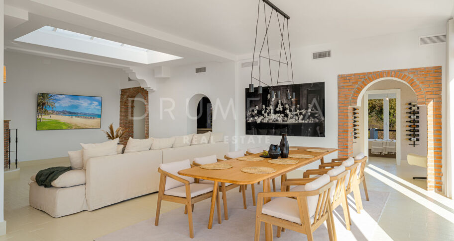 Elegant Andalusisk Villa med Havsutsikt i El Madroñal, Benahavís