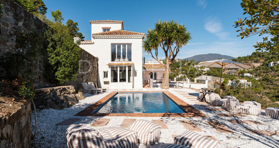 Elegant Andalusisk Villa med Havsutsikt i El Madroñal, Benahavís