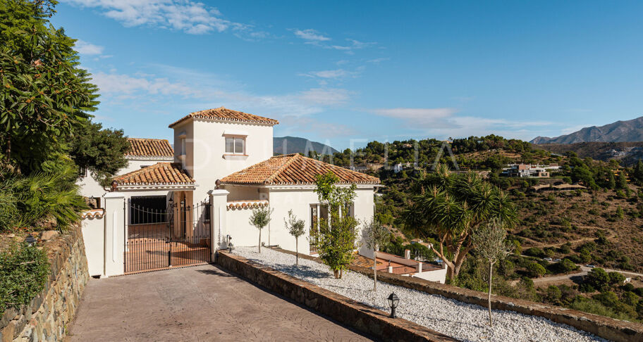 Elegant Andalusisk Villa med Havsutsikt i El Madroñal, Benahavís